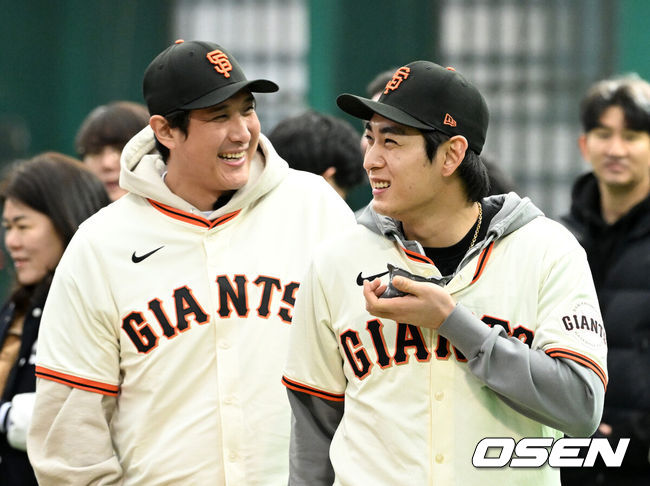 [OSEN=이천, 이대선 기자] 7일 오후 경기 이천 LG 챔피언스파크에서 샌프란시스코 자이언츠 미디어데이가 열렸다.샌프란시스코 구단은 이정후와 비텔로 감독, 윌리 아다메스가 참여하는 방한 프로그램을 진행 중이다. 이번 샌프란시스코의 한국 방문에는 래리 베어 CEO, 버스터 포지 사장, 잭 미나시안 단장 등 구단 주요 인사들이 함께한다.샌프란시스코 황재균, 이정후가 야구 클리닉을 진행하고 있다. 2026.01.07 /sunday@osen.co.kr