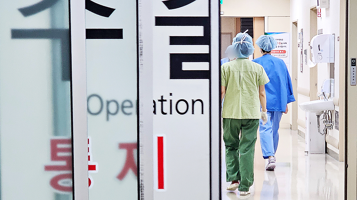 서울 시내 한 대학병원 수술실에서 의료진이 이동하고 있다.   연합뉴스