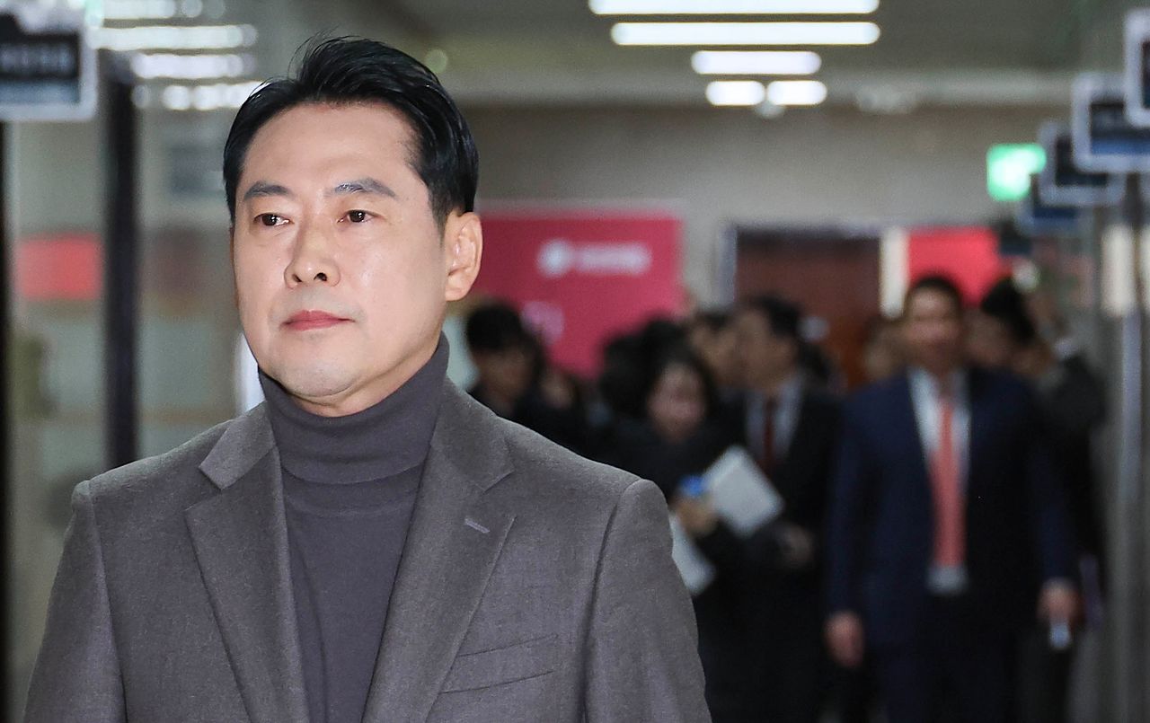 장동혁 국민의힘 대표가 8일 오전 국회에서 최고위원회의를 마치고 이동하고 있다. 임현동 기자