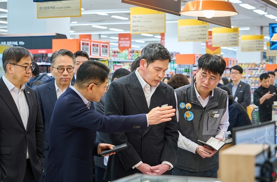        정용진 신세계그룹 회장(가운데)이 6일 스타필드마켓 죽전점을 둘러 보고 있다. [사진 신세계]         