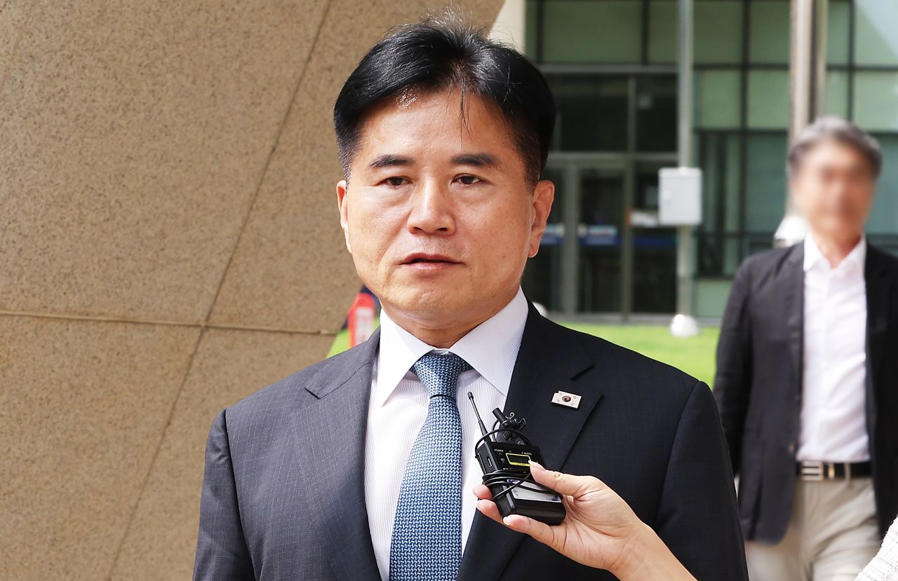 2024년 4·10 총선 과정에서 재산 일부를 누락 신고한 혐의 등으로 기소돼 1심에서 당선무효형을 선고받은 더불어민주당 이병진 의원이 지난해 5월 28일 경기도 수원시 영통구 수원고등법원에서 열린 항소심 선고공판을 마치고 나오고 있다. 수원고법 형사3부(김종기 고법판사)는 이날 이 의원의 공직선거법 위반 및 부동산실명거래법 위반 등 혐의 항소심에서 피고인과 검사의 항소를 모두 기각하고 원심판결을 그대로 유지했다. 1심은 이 의원에게 선거법 위반 혐의에 대해선 벌금 700만원을, 부동산실명거래법 위반 혐의에 대해선 벌금 500만원을 각 선고했다. 연합뉴스