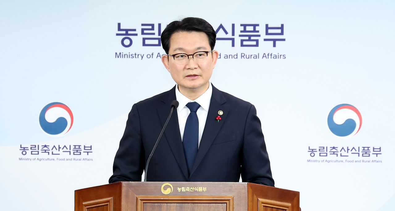 김종구 농림축산식품부 차관이 8일 세종시 정부세종청사에서 농협중앙회.농협재단 특별감사 중간 결과를 발표하고 있다. 특별감사에 변호사 등 외부감사위원 6명과 농식품부 9명, 농업정책보험금융원을 비롯한 4개 공공기관 11명 등 총 26명이 참여하여 진행했다고 밝혔다. 뉴스1