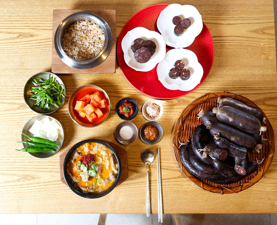 대학로 '순대실록'의 상차림. 피순대에 콩나물을 넣어 아삭함을 더한 ‘도저장’, 소고기를 넣은 ‘소순대’ 등 조선 시대 전통 순대를 복원해 최근 신메뉴로 내놨다. 우상조 기자