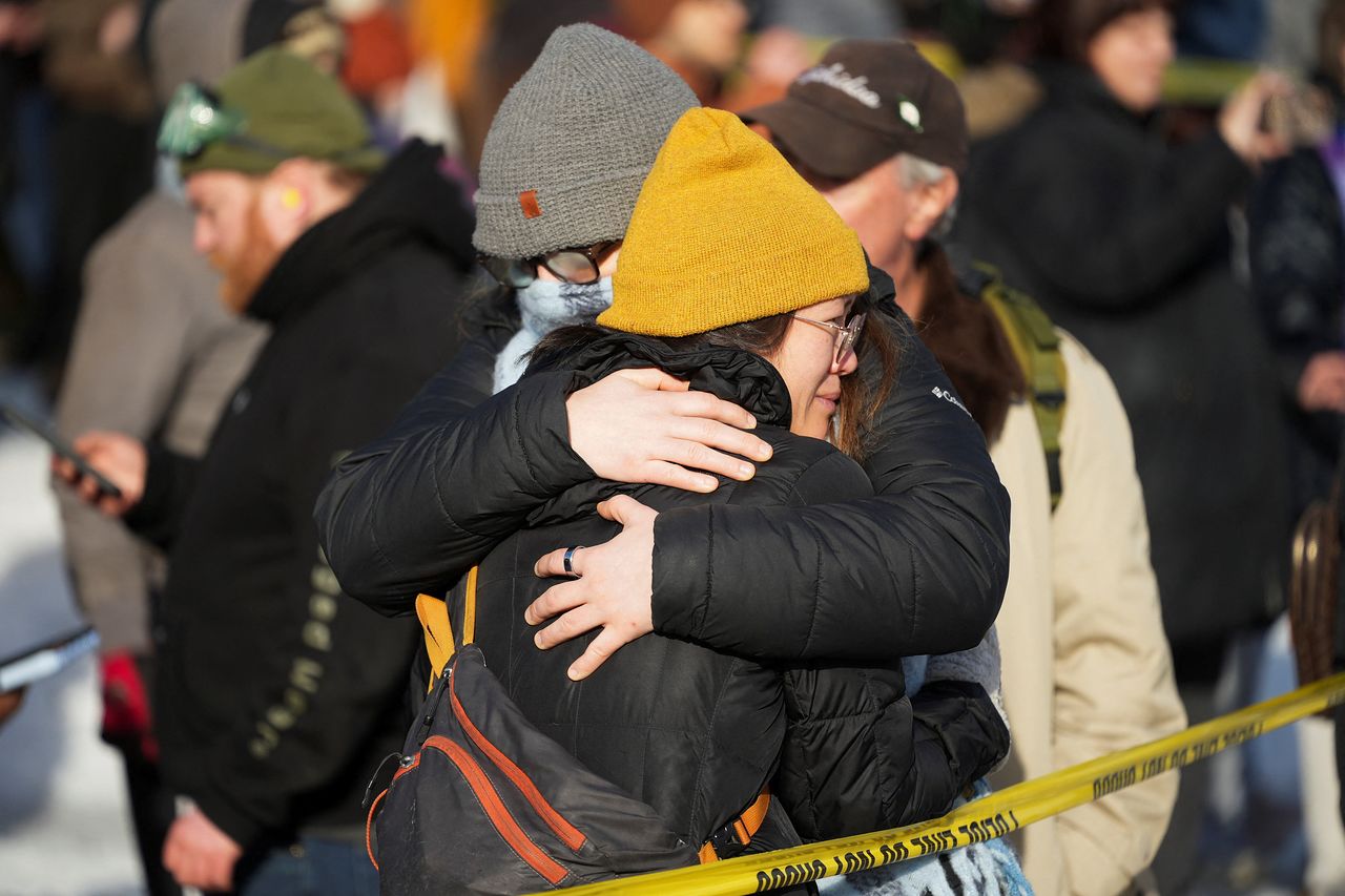 미국 미네소타주 미니애폴리스에서 현지시간 7일 이민단속국 요원이 발사한 총에 37세 여성이 사망한 사건이 발생한 뒤 시민들이 서로를 껴안고 위로하고 았다. 로이터=연합뉴스