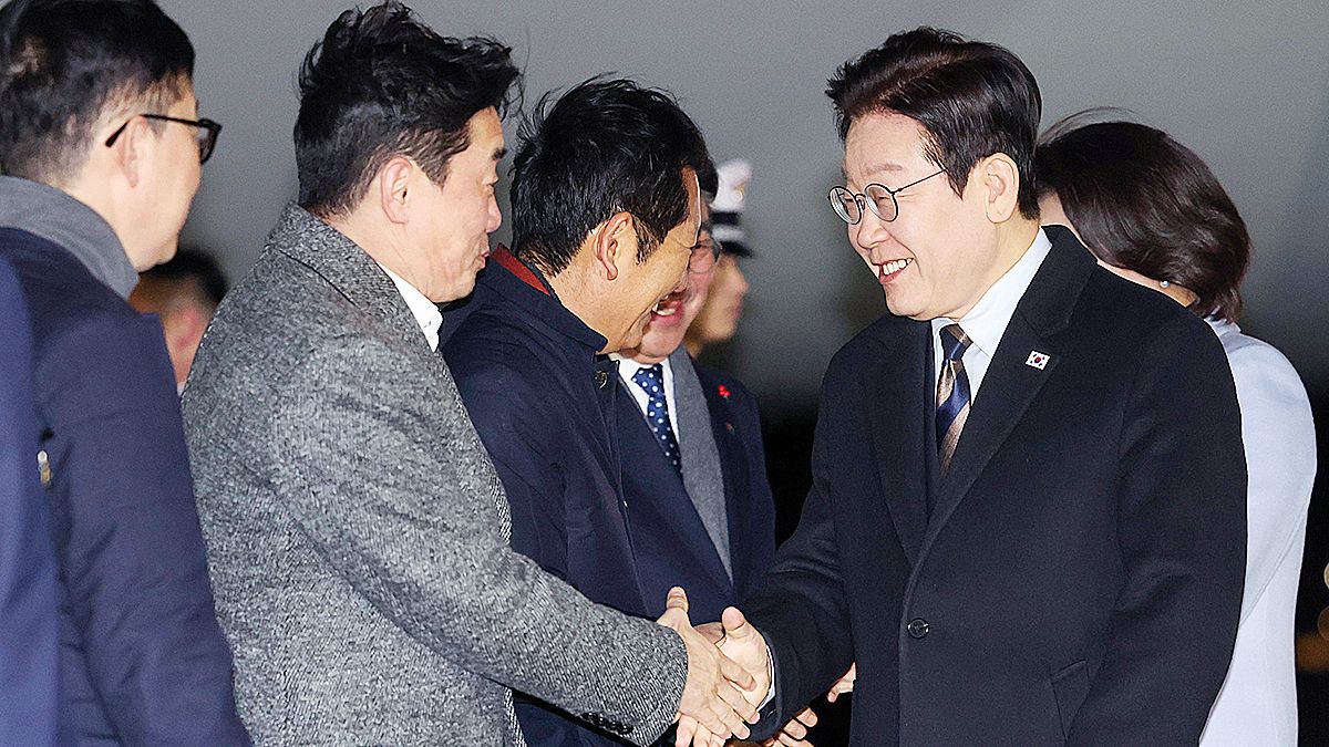  중국 국빈방문 일정을 마치고 귀국한 이재명 대통령이 7일 성남 서울공항에서 환영나온 강훈식 대통령비서실장과 인사하고 있다. 연합뉴스