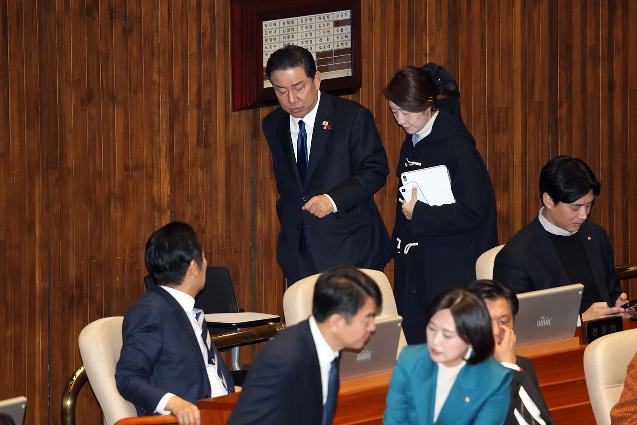 지난해 12월 24일 서울 여의도 국회에서 열린 제430회국회(임시회) 제2차 본회의에서 김병기 더불어민주당 의원과 강선우 의원이 대화를 나누며 발걸음을 옮기고 있다. 뉴스1