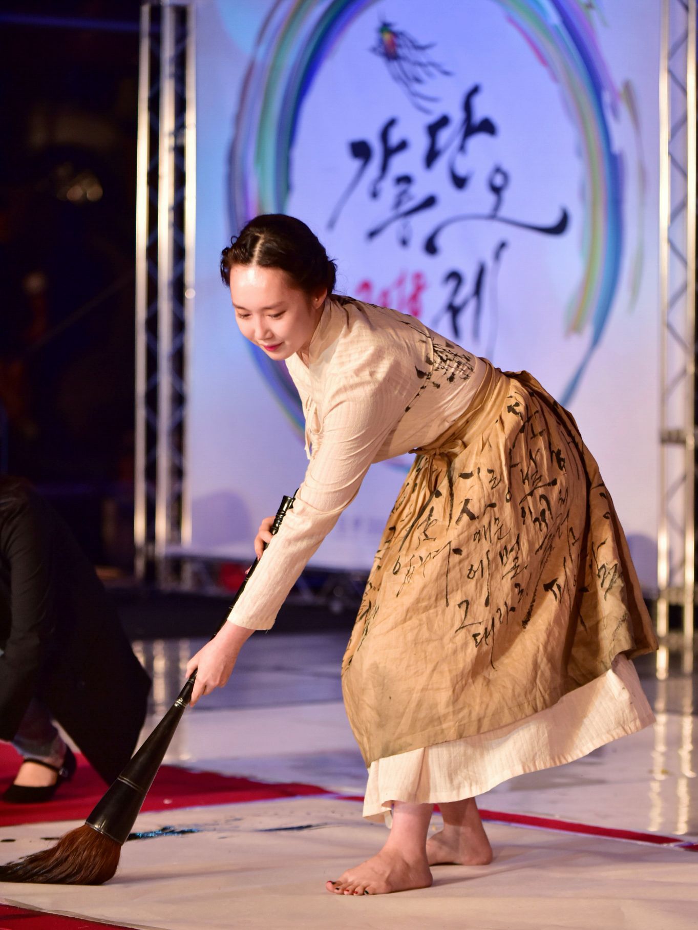2018년 강릉단오제에서 퍼포먼스를 선보이는 김소영 작가. 세 번 요청 끝에 얻어낸 이날의 무대가 그의 오늘을 만든 마중물이 되었다./사진 김소영