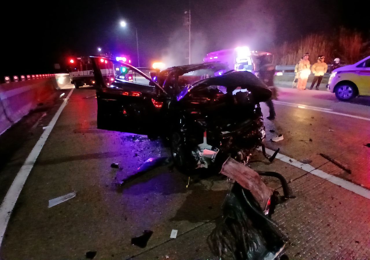 지난 4일 오전 1시 23분께 전북 고창군 서해안고속도로 상행선 고창 나들목 인근에서 발생한 잇따른 교통사고로 사고 차량이 크게 파손돼 있다. 이날 발생한 사고로 경찰관과 견인차 기사 등 2명이 숨지고 구급대원 등 9명이 다쳤다. 연합뉴스