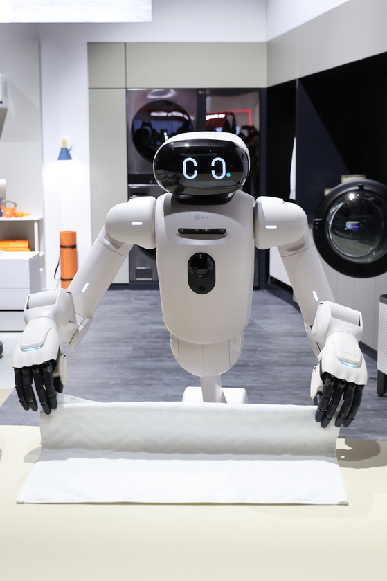 LG전자가 CES 2026 개막에 앞서 공개한 홈로봇 ‘클로이드’가 수건을 개고 있다. [연합뉴스]