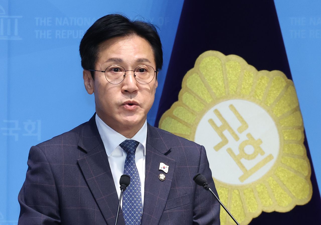 신영대 더불어민주당 의원이 지난 7일 오전 서울 여의도 국회 소통관에서 공직선거법 위반 혐의로 기소된 자신의 전직 선거사무장 강 모 씨에 대한 대법원 상고심 선고를 하루 앞두고 기자회견을 하고 있다. 선거법에 따르면 강 모 씨가 징역형 또는 300만 원 이상의 벌금형을 받을 경우 신 의원은 의원직을 상실하게 된다. 뉴시스