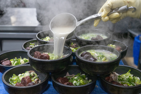 순댓국의 국물은 뽀얗다. 대개 돼지머리와 사골을 장시간 끓여 육수를 만든다. 백종현 기자