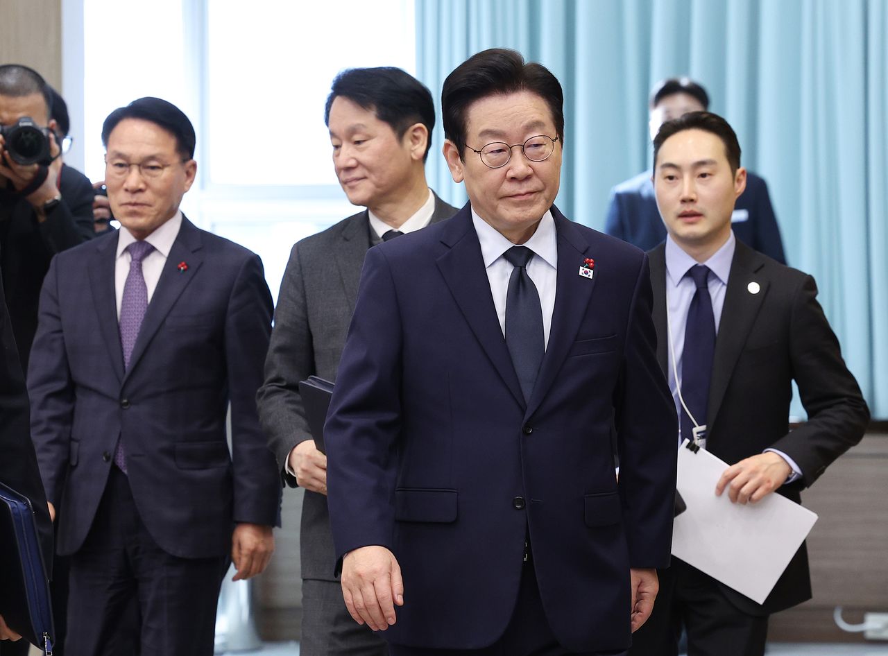 이재명 대통령이 8일 서울 종로구 청와대 여민관에서 열린 수석보좌관회의에 참석하고 있다. [청와대사진기자단]