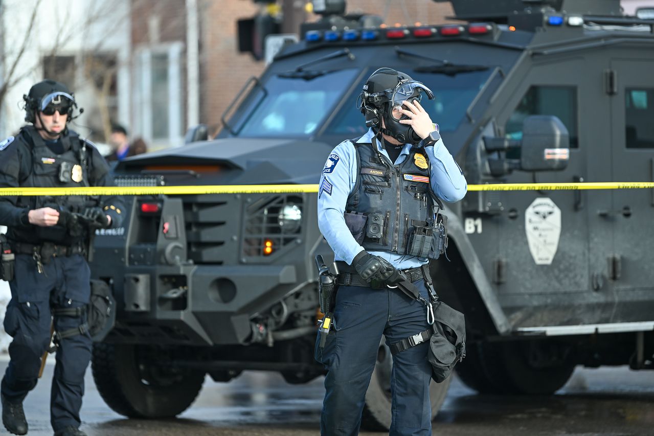 현지시간 7일 미국 미네소타주 미니애폴리스에서 이민세관집행국(ICE) 요원이 한 여성을 총격해 살해한 현장에 미니애폴리스 경찰관들이 출동했다. ICE 요원은 미니애폴리스 남부에서 이민 단속 작전을 수행하던 중 차량을 운전하며 연방 요원들의 진로를 막던 한 여성을 총격해 살해했다. EPA=연합뉴스