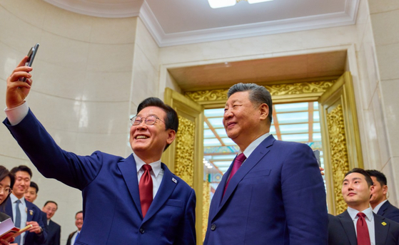 이재명 대통령과 시진핑 중국 국가 주석이 지난 5일 저녁(현지시간) 베이징에서 국빈 만찬을 끝낸 뒤 함께 사진을 찍고 있다. 전민규 기자