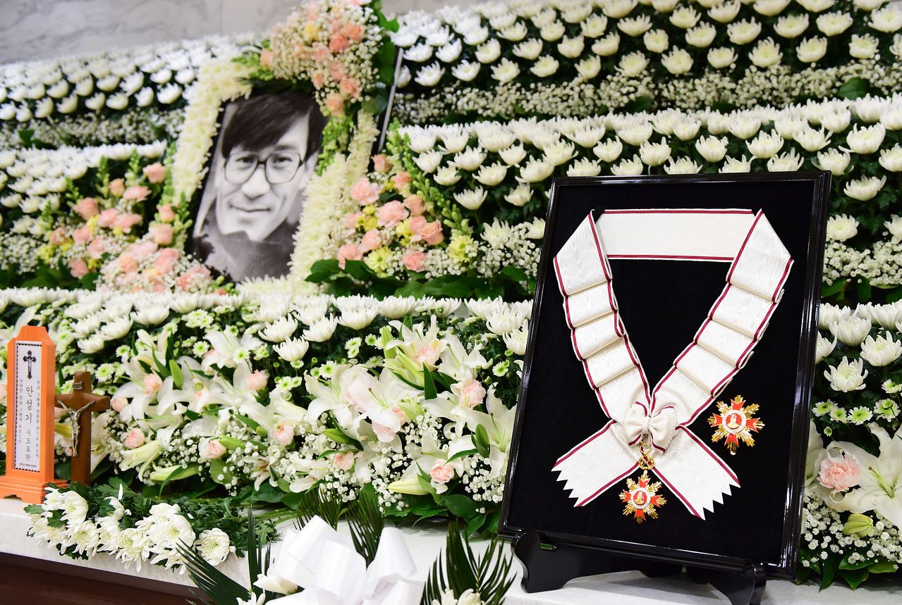 5일 서울 서초구 서울성모병원 장례식장에 마련된 배우 안성기의 빈소에 금관문화훈장이 놓여있다. 뉴스1
