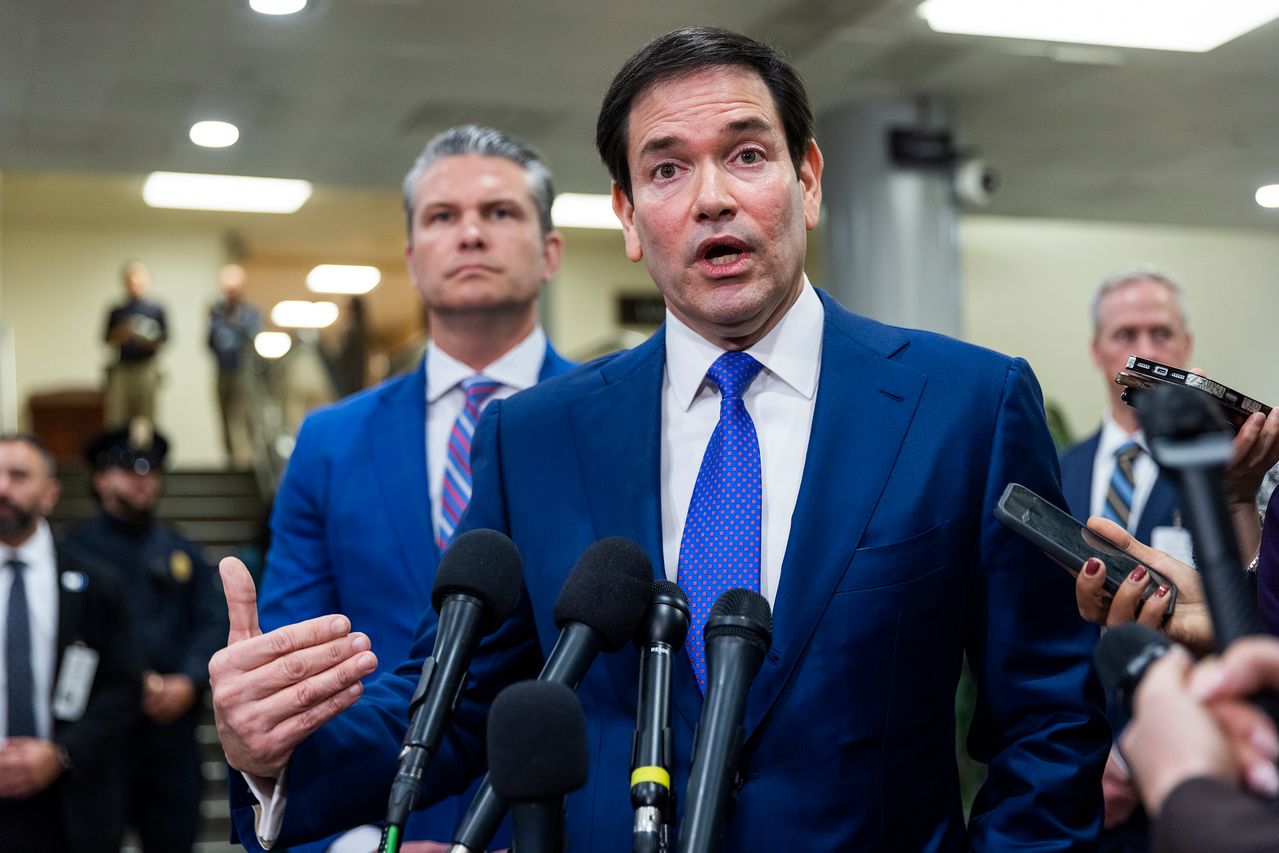 마코 루비오 미국 국무부 장관(가운데)이 7일(현지시간) 워싱턴 DC 연방 의회 의사당에서 상원의원을 대상으로 니콜라스 마두로 베네수엘라 대통령 체포에 관한 비공개 브리핑을 마친 뒤 기자들과 만나 대화하고 있다. EPA=연합뉴스