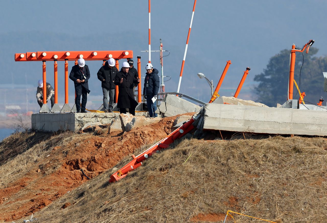 지난해 2월 26일 오후 전남 무안국제공항에서 항공철도사고조사위원회, 경찰, 국과수 관계자들이 방위각 시설(로컬라이저)을 살펴보고 있다. 연합뉴스