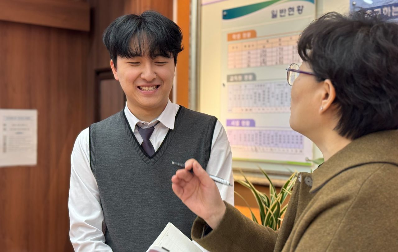 지난 6일 경기 화성시 병점고에서 3학년 유하진 군이 정미라 교사와 대화하고 있다. 이보람 기자