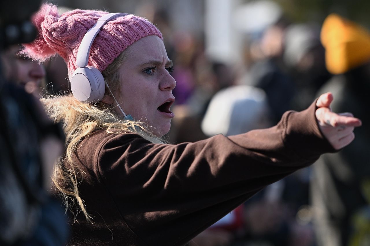 현지시간 7일 미네아폴리스에서 발생한 ICE 요원의 총격에 반대하는 시민이 항의하고 있다. AP=연합뉴스