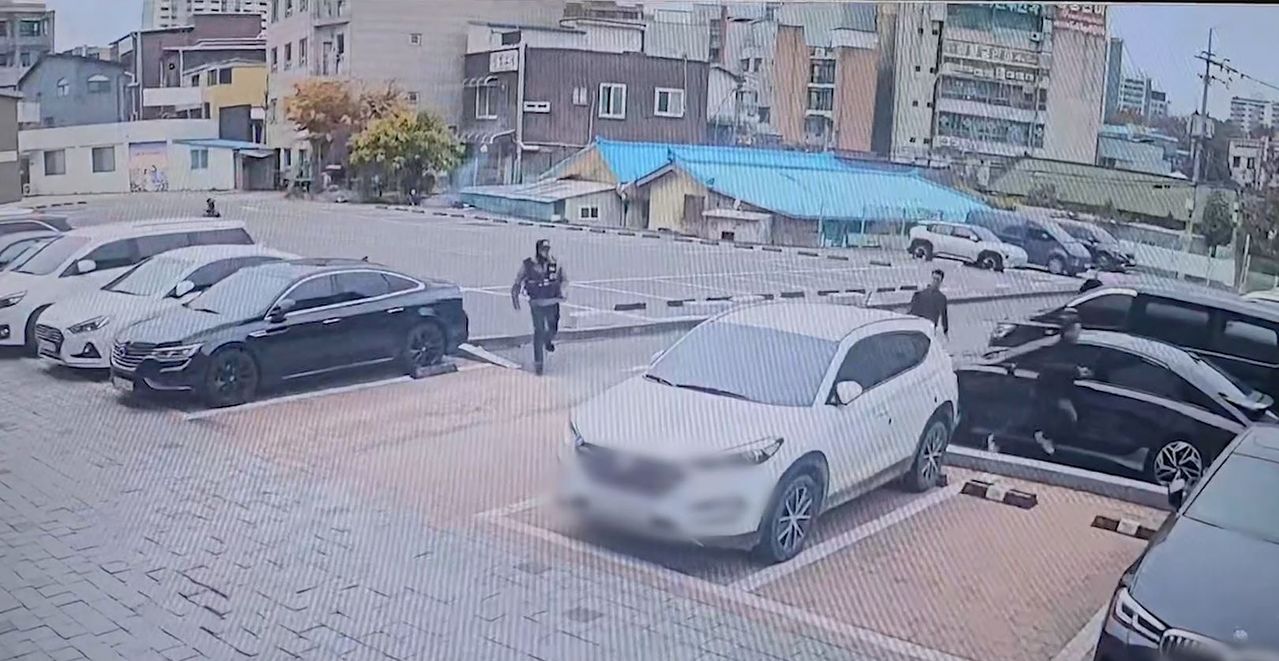 경찰(왼쪽)과 외출 중이었던 군인(가운데)이 달아나는 불법체류자(오른쪽)를 붙잡기 위해 합세해 뒤를 쫓아 달리고 있다. 사진 경기북부경찰청