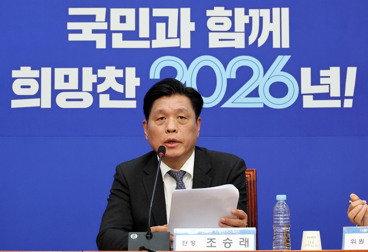 더불어민주당 지방선거기획단 단장인 조승래 사무총장이 8일 국회에서 열린 비공개 선거기획단 전체 회의를 마친 뒤 언론브리핑을 하고 있다. 연합뉴스