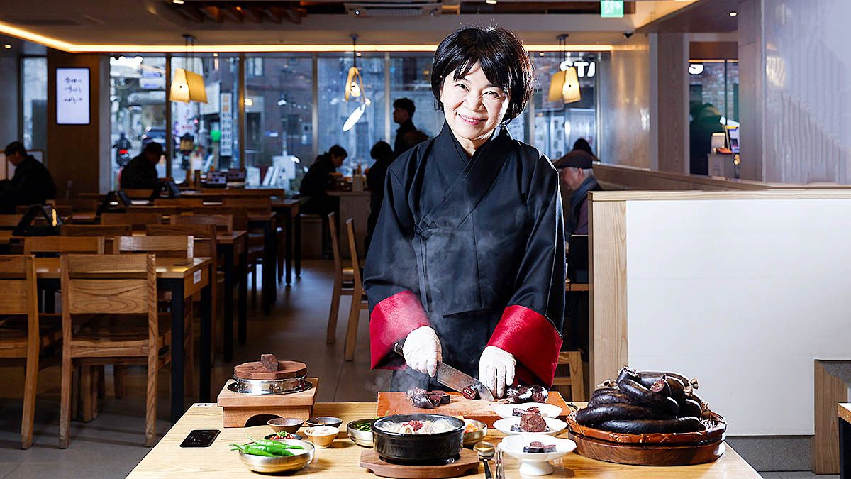  지난 연말 농식품부가 99번째로 지정한 ‘대한민국식품명인’ 육경희(64)씨. 전국 40여 개 지점을 둔 순대 프랜차이즈 ‘순대실록’ 대표이자, 전 세계의 순대 이야기를 담은 『순대실록(2017)』을 쓴 순대 전문가다. 우상조 기자