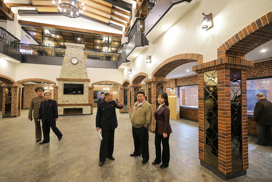 2025년 4월 북한 노동당 기관지 노동신문은 김정은 북한 국무위원장이 준공을 앞둔 화성지구 3단계 구역에 건설된 중요 봉사(서비스)시설들의 운영 준비 정형을 현지 지도했다고 보도했다. 현장에는 딸 주애도 동행했다. 노동신문=뉴스1.