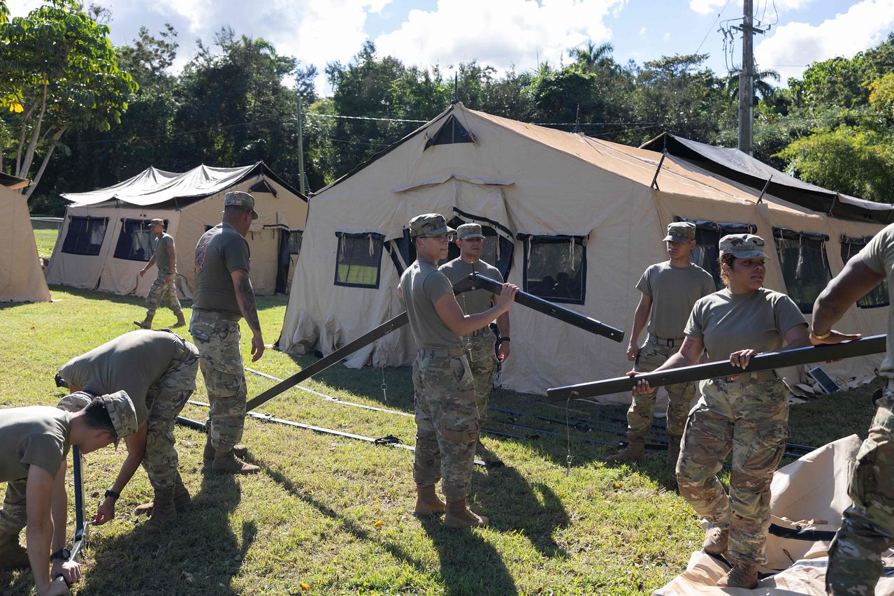  7일(현지시간) 푸에르토리코 과이나보의 포트 뷰캐넌에서 열린 ‘카리브해 육군 주간(Caribbean Army Week)’ 대규모 동원 훈련에서 미 육군 예비군 장병들이 임시 대피소를 설치하고 있다. AFP=연합뉴스