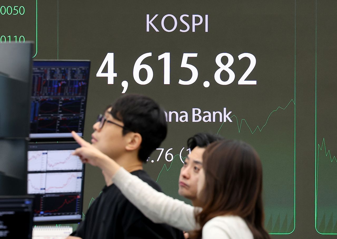 8일 서울 중구 하나은행 본점 딜링룸 현황판에 코스피가 표시돼 있다.   이날 오전 코스피는 약보합으로 출발해 전날에 이어 다시 장중 4600선을 넘었다. 연합뉴스