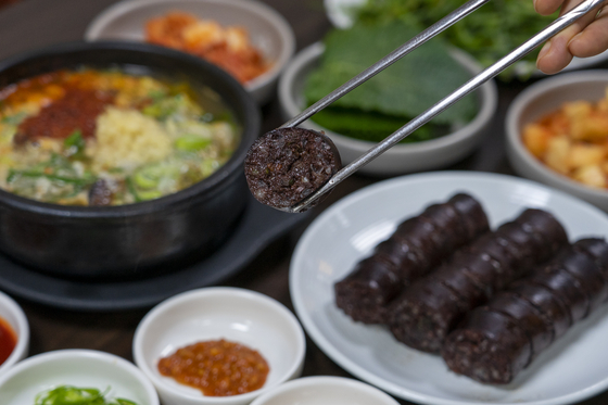 전주 남부시장의 조점례남문피순대의 피순대. 선지가 잔뜩 들어가 검붉은 빛깔을 띤다. 백종현 기자