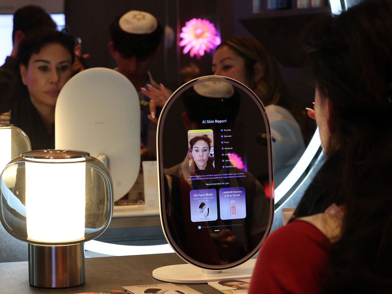 CES 삼성전자 전시장에서 관람객들이 아모레퍼시픽과 협업한 피부 분석 솔루션 ‘스킨사이트’를 체험하는 모습. [뉴스1]