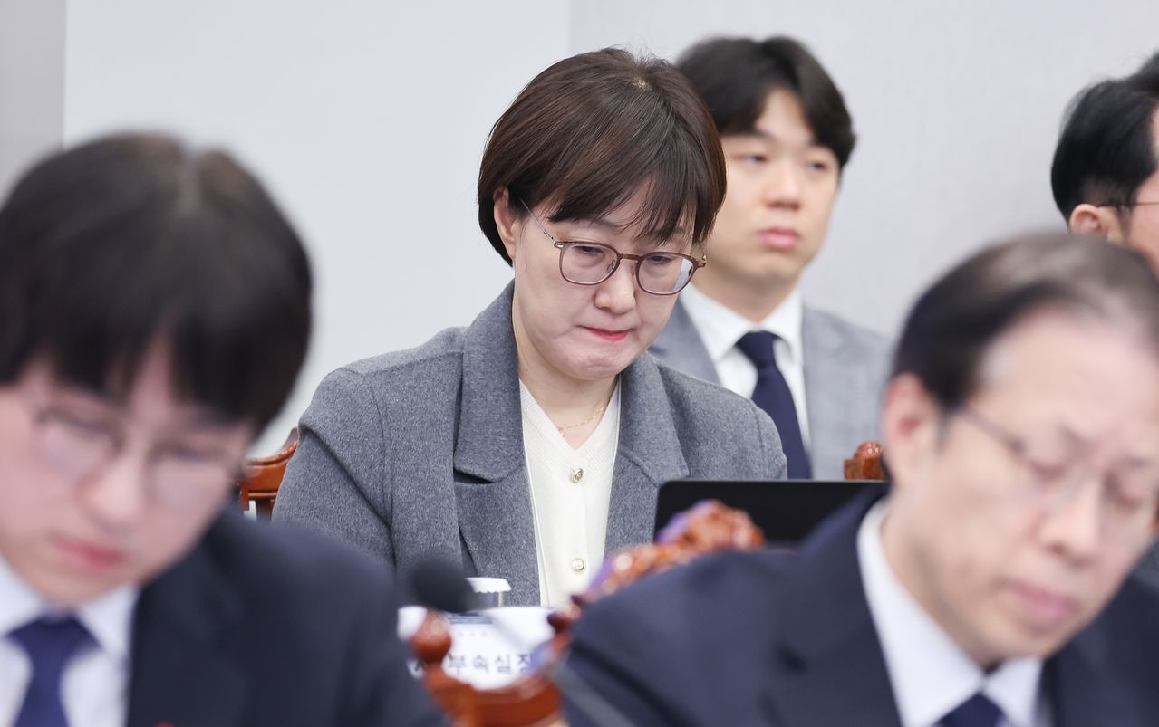 김현지 제1부속실장 8일 청와대에서 열린 수석보좌관회의에서 이재명 대통령의 발언을 듣고 있다. 연합뉴스