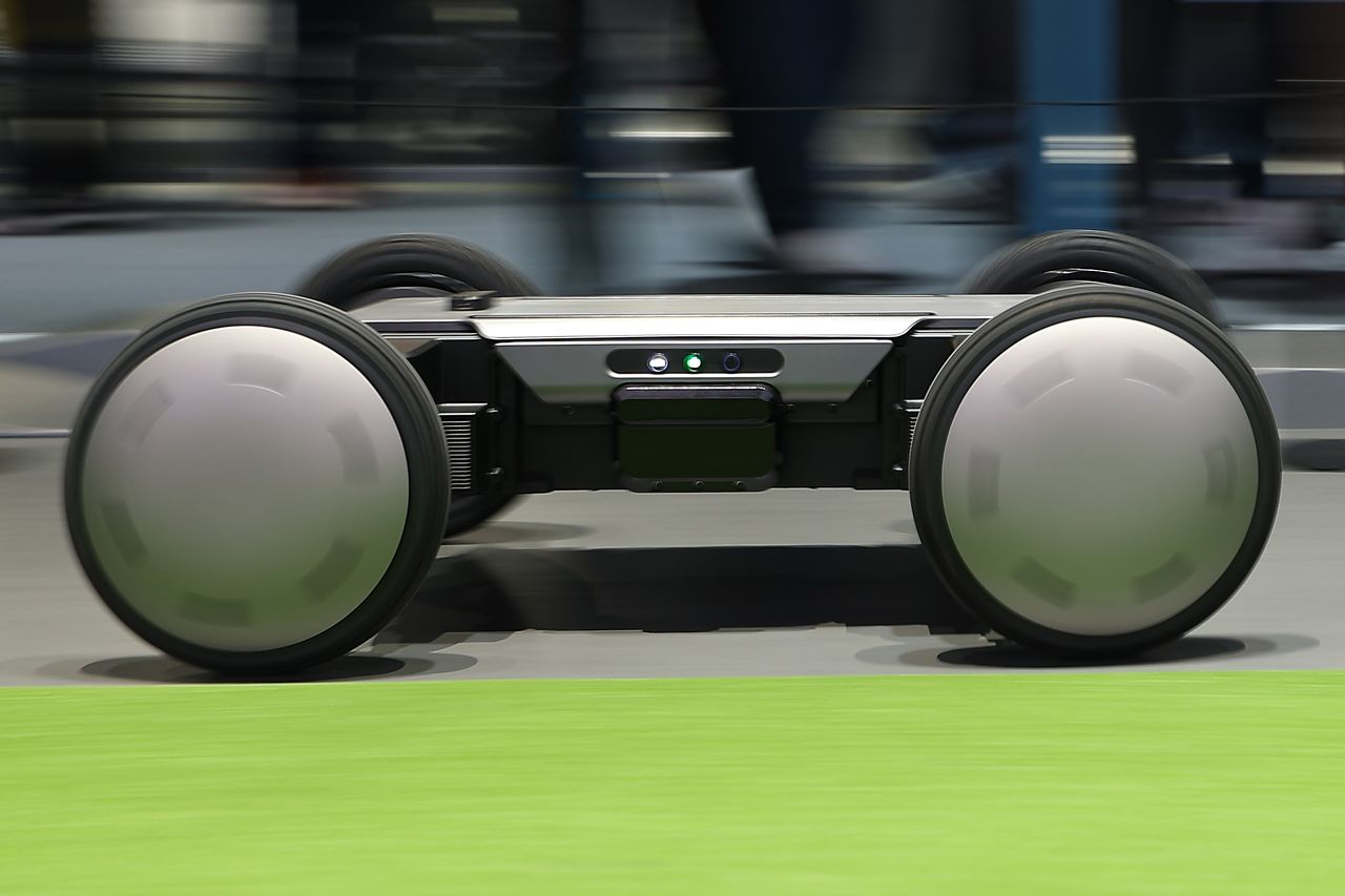 CES 2026의 주인공은 자동차·모빌리티였다. 정의선 현대차그룹 회장은 삼성 로봇청소기 ‘비스포크 AI 스팀’(위 사진)을 본 뒤 로봇 플랫폼 ‘모베드’(아래 사진)와 “협업해보자”고 했다. [사진 삼성전자·연합뉴스]