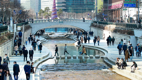 티빙 오리지널 드라마 ‘빌런즈’의 주요 무대로 등장한 서울 청계천. 태평로에서 신답철교까지 5.84㎞에 이르는 청계천 산책로는 외국인 관광객에게도 필수 방문지로 꼽힌다. 2005년 복원 개통 이후 약 3억3000만명이 다녀갔다. [뉴스1]