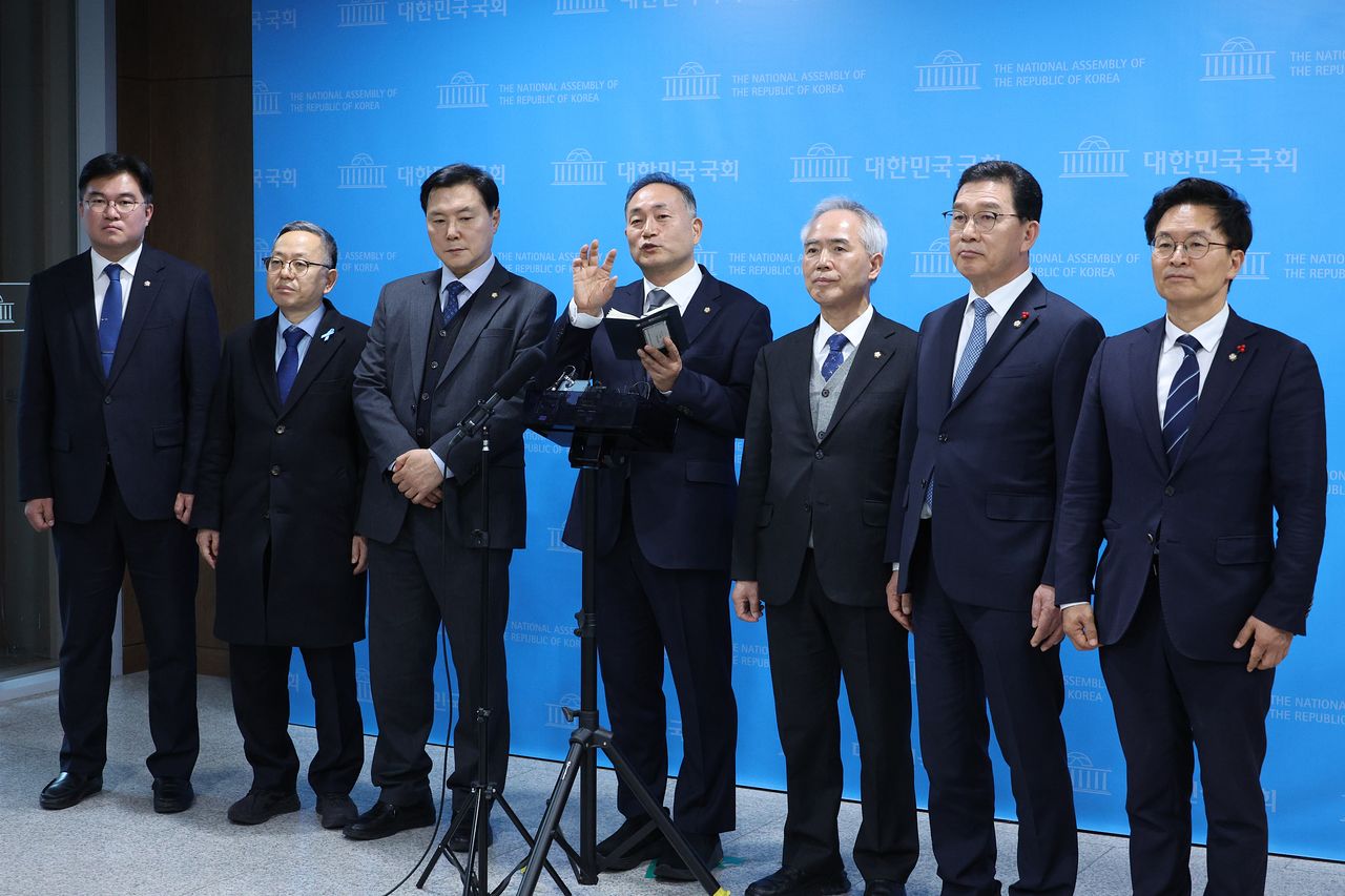 김원이 더불어민주당 전남도당위원장과 양부남 광주시당위원장 등이 9일 서울 여의도 국회 소통관에서 광주전남 통합 관련 청와대 오찬간담회 브리핑을 하고 있다. 뉴스1