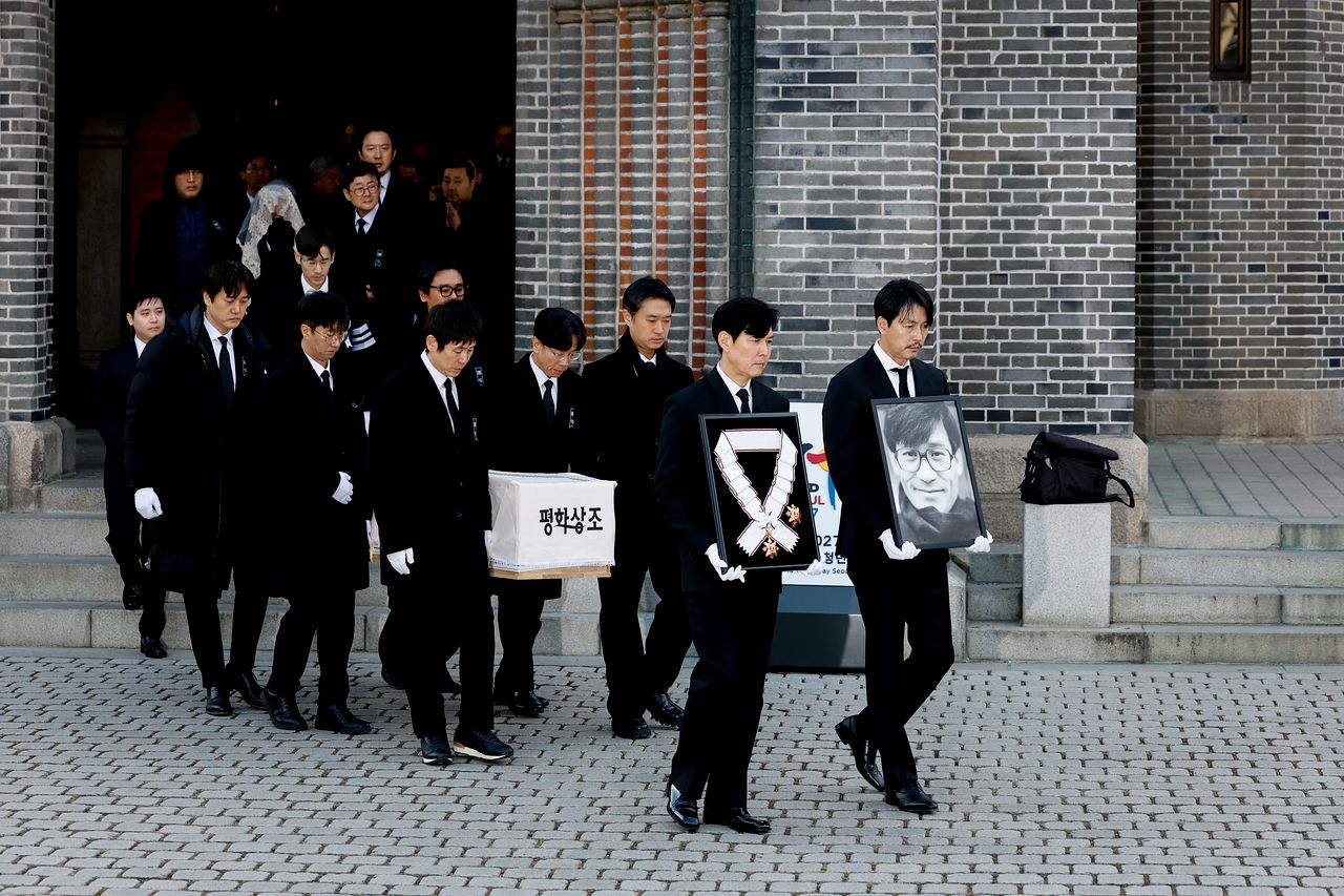 국민배우 안성기의 영결식이 열린 9일 서울 명동성당에서 유족과 동료들이 고인을 배웅하고 있다. 임현동 기자