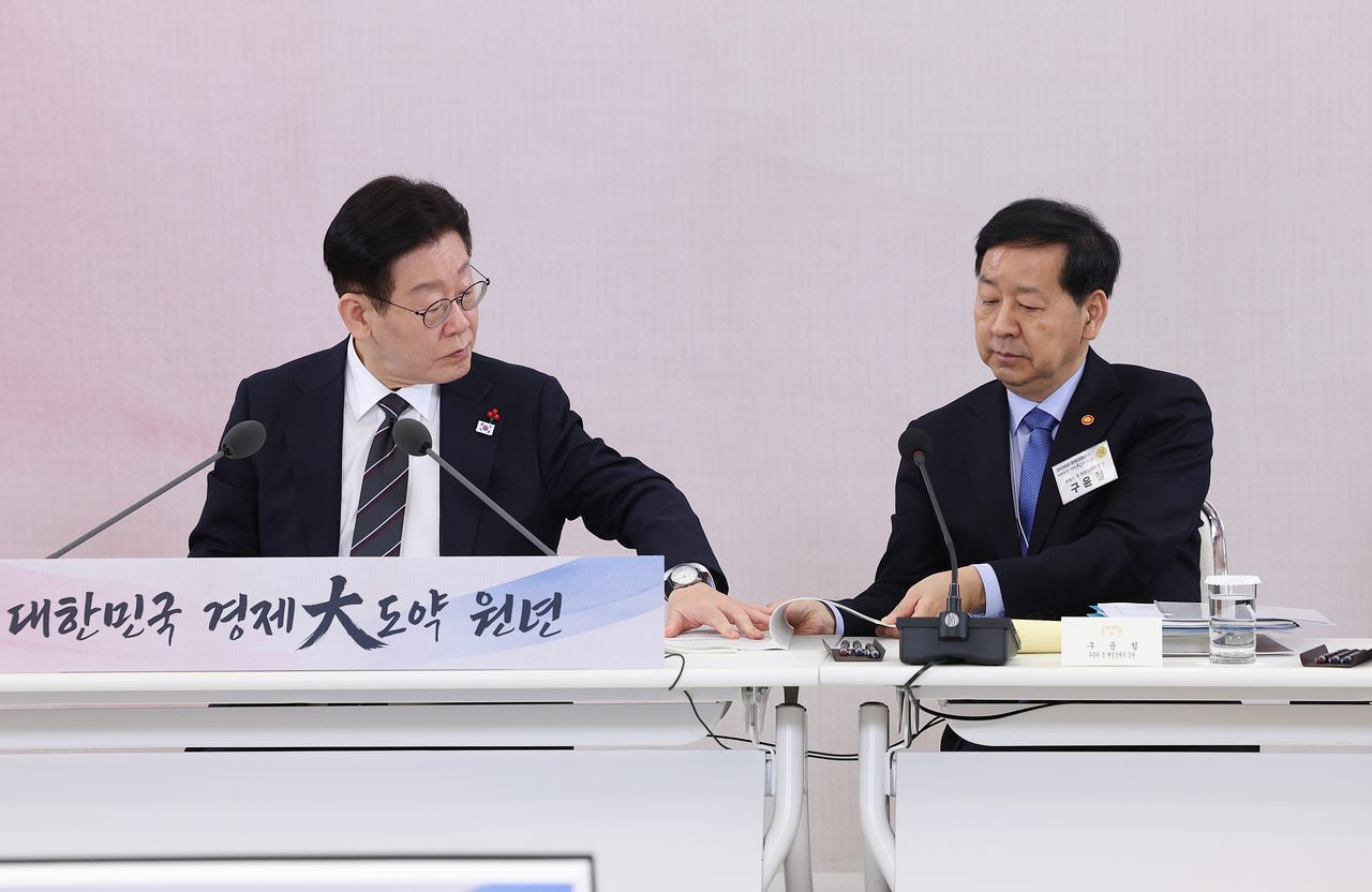 이재명 대통령이 9일 서울 종로구 청와대에서 열린 2026년 경제성장전략 국민보고회에서 구윤철 부총리 겸 재정경제부 장관과 자료를 살펴보고 있다. 청와대사진기자단