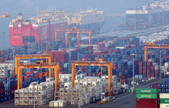 경기 평택시 포승읍 평택항에 수출용 컨테이너가 쌓여있다. 뉴스1