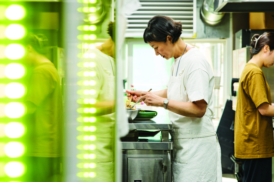 흑백요리사2에 '서울 엄마'로 출연한 우정욱 수퍼판 셰프. 사진 브.레드(스튜디오 일오 이과용) 