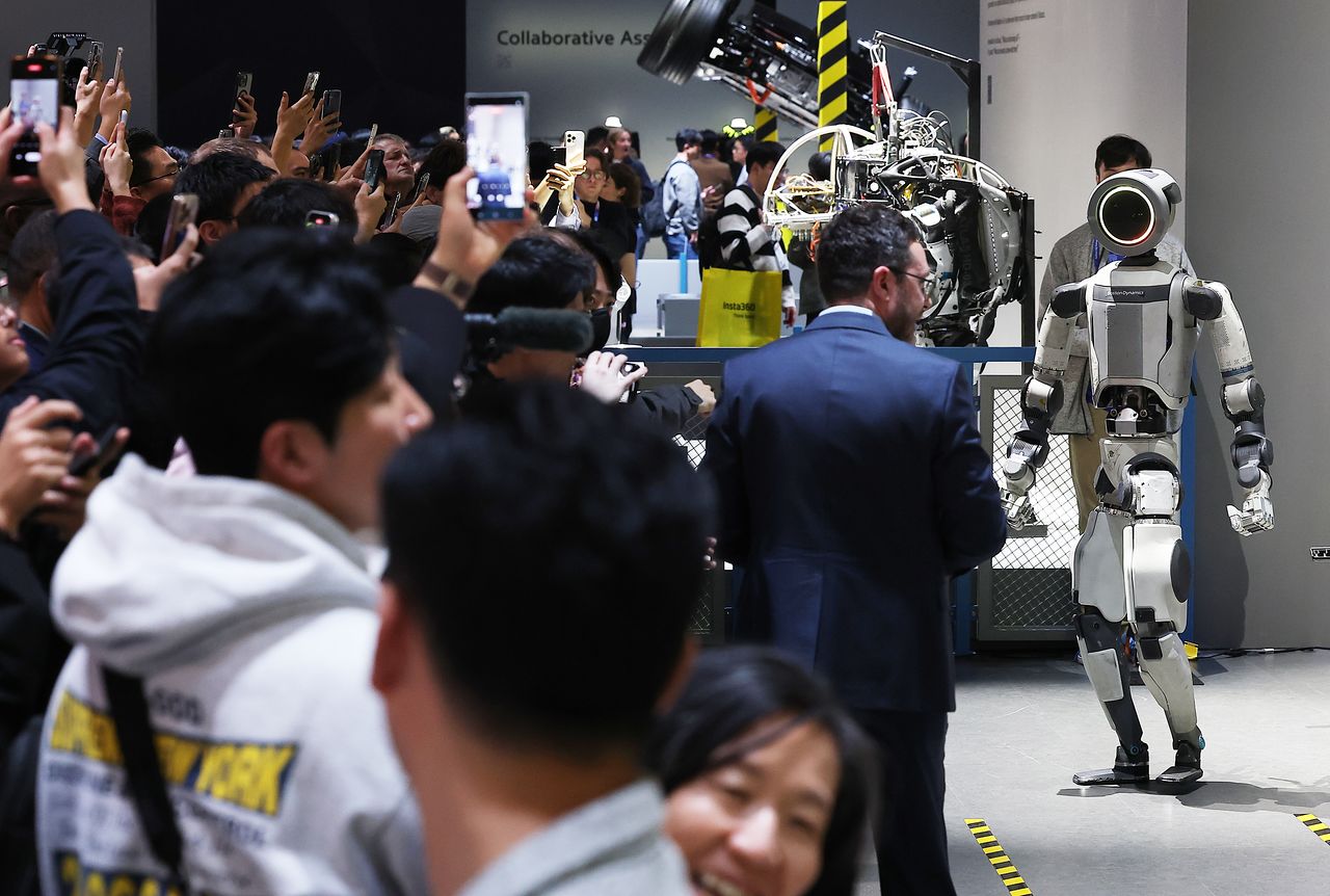 CES 2026이 열리고 있는 미국 네바다주 라스베이거스 컨벤션센터(LVCC) 현대자동차 부스에서 관람객들이 로봇 아틀라스 시연을 지켜보며 휴대폰으로 촬영하고 있다. 연합뉴스