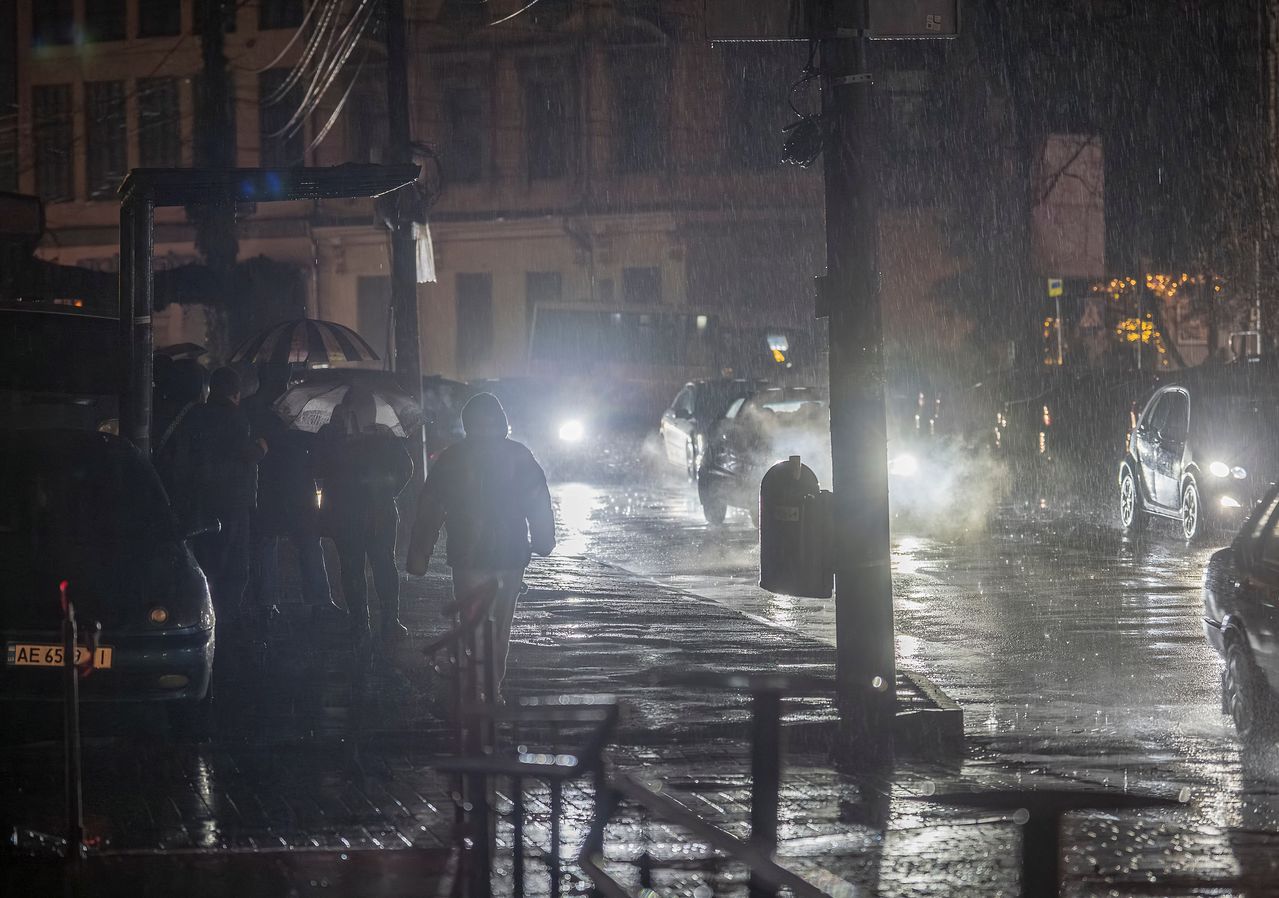 우크라이나 드니프로페트로우스크 도심 도로에서 주민과 차량이 정전 속에 이동하고 있다. 로이터=연합뉴스