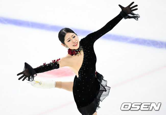 [OSEN=조은정 기자] 4일 서울 양천구 목동아이스링크장에서 ‘제80회 전국남녀 피겨스케이팅 종합선수권대회’가 열렸다.지난해 11월 국가대표 1차 선발전을 치른 피겨스케이팅은 피겨스케이팅 국가대표 최종 선발전을 겸한 이번 대회 성적까지 합산해 남녀 싱글 부문 각각 상위 2명, 아이스댄스 1개 팀에 다음달 열리는 2026 밀라노·코르티나담페초 동계올림픽 출전 티켓을 부여한다.이해인이 여자 시니어 싱글 프리 프로그램 연기를 펼치고 있다. 2026.01.04 /cej@osen.co.kr
