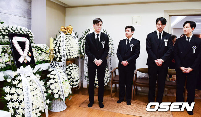 [OSEN=사진팀] 정부가 5일 별세한 배우 고(故) 안성기에게 문화훈장 최고 등급인 금관문화훈장을 추서했다. 문화예술 발전과 국민의 문화 향유에 기여한 공적을 기리기 위한 조치로, 문화체육관광부 최휘영 장관은 정부를 대표해 훈장을 전했다.이번 금관문화훈장은 2005년 보관문화훈장(3등급), 2013년 은관문화훈장(2등급)에 이은 세 번째 훈장이었다. 60여 년에 걸쳐 한국영화의 성장과 도약을 이끈 공로를 공식적으로 기리는 의미가 담겼다.안성기는 1957년 영화 ‘황혼열차’로 데뷔한 이후 ‘바람 불어 좋은 날’, ‘고래사냥’, ‘투캅스’, ‘실미도’, ‘화려한 휴가’, ‘한산: 용의 출현’ 등 130여 편에 출연하며 세대를 아우르는 연기를 남겼다. 특히 ‘실미도’를 통해 한국영화 최초 천만 관객 시대를 열며 대중성과 산업적 성장을 상징하는 배우로 평가받았다.대종상·청룡·백상 등 주요 시상식에서 다수의 상을 수상한 그는 ‘국민 배우’로 한국영화와 생애를 함께했다. 고인은 이날 오전 9시 서울 용산구 순천향대병원 중환자실에서 가족이 지켜보는 가운데 별세했으며, 장례는 영화인장으로 치러졌다. 빈소는 서울성모병원 장례식장에 마련됐고 발인은 9일 오전 6시 엄수됐다. / photo@osen.co.kr<사진=사진공동취재단>