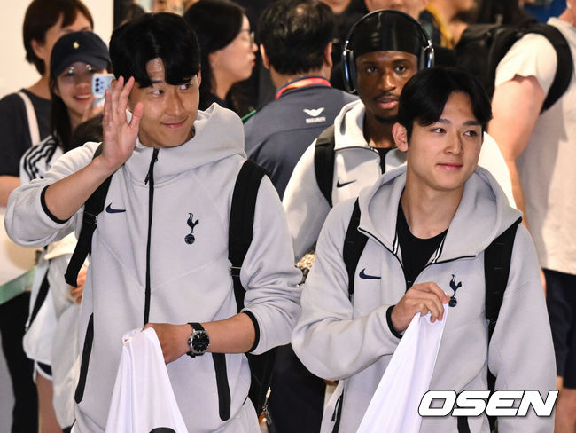 [OSEN=인천공항, 조은정 기자]토트넘 선수단이 1일 오후 인천국제공항을 통해 입국했다. 토트넘은 오는 3일 서울월드컵경기장에서 뉴캐슬(잉글랜드)과 2025 쿠팡플레이 시리즈 2경기를 치른다.토트넘 손흥민, 양민혁이 태극기를 들고 입국장을 나서고 있다.2025.08.01 /cej@osen.co.kr