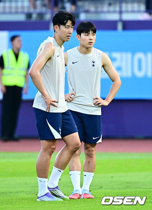 [OSEN=안양, 지형준 기자] 2일 오후 안양종합운동장에서‘2025쿠팡플레이 시리즈’ 토트넘 훗스퍼 오픈 트레이닝이 열렸다.이날 오전에 열린 기자회견에서 손흥민은 토트넘과 이별을 발표했다. 토트넘은 3일 오후 8시 서울월드컵경기장에서 쿠팡플레이 시리즈 2차전 뉴캐슬 유나이티드와 친선 경기를 가진다. 손흥민의 토트넘 소속 마지막 경기일 수도 있다.토트넘 양민혁, 손흥민이 훈련을 하고 있다. 2025.08.02 / jpnews@osen.co.kr