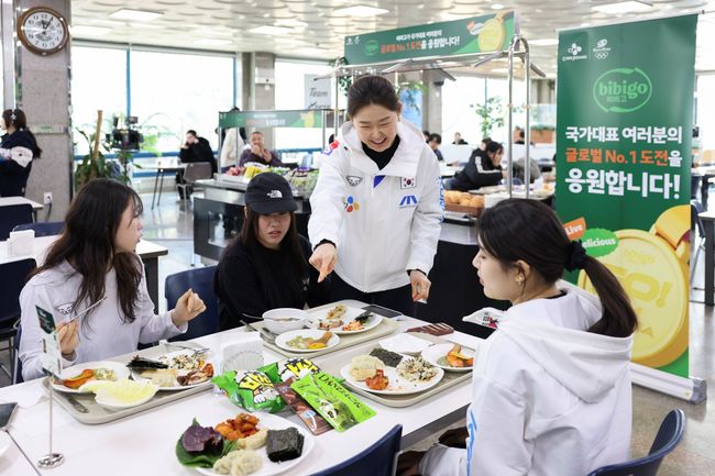스피드스케이팅 국가대표 김민선이 후원사CJ가 진행한'비비고 데이'행사에서 스피드스케이팅 대표팀 선수들과 즐거운 시간을 보내고 있다. /CJ그룹 제공.