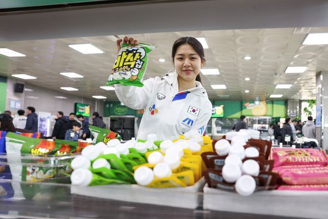 스피드스케이팅 국가대표 정희단이 후원사CJ가 진행한'비비고 데이'행사에서 특식으로 제공된 간식을 들고 포즈를 취하고 있다./CJ그룹 제공.