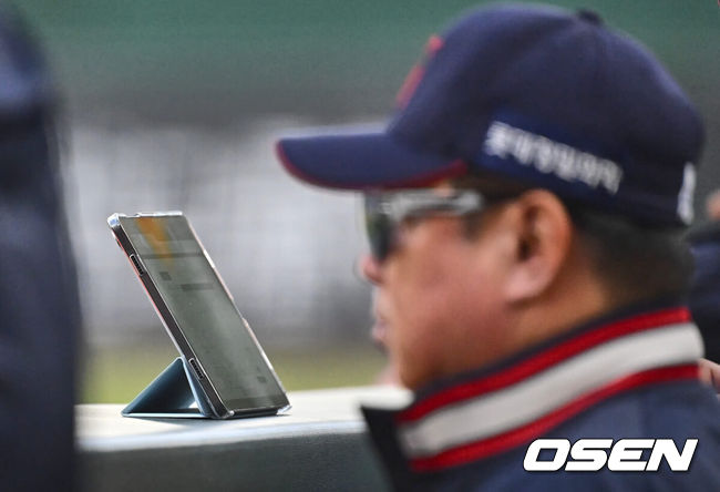 [OSEN=부산, 이석우 기자] 롯데 자이언츠 김태형 감독, ABS 태블릿 075 2024.04.19 / foto0307@osen.co.kr