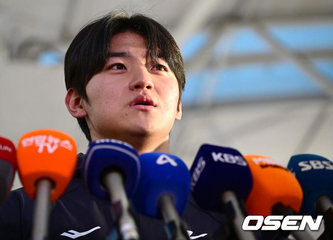 [OSEN=인천공항, 최규한 기자] 류지현 감독이 이끄는 한국 야구대표팀이 오는 3월 열리는 WBC를 준비하기 위해 9일 오전 인천공항을 통해 미국령 사이판으로 출국했다.류지현호는 9일부터 21일까지 사이판에서 1차 전지훈련 담금질에 나선다.대표팀 김도영이 취재진과 질의응답 시간을 갖고 있다. 2026.01.09 / dreamer@osen.co.kr