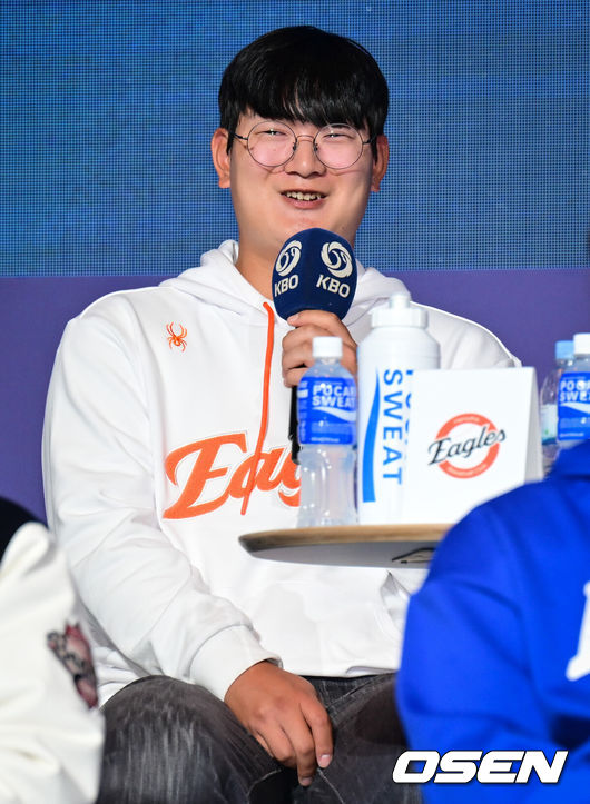 [OSEN=조은정 기자]’2025 신한 SOL Bank KBO 미디어데이 & 팬페스트’가 20일 서울 송파구 롯데호텔 월드에서 열렸다.  이번 행사에는 각 구단의 감독을 비롯해 KIA 나성범, 김도영, 삼성 구자욱, 강민호, LG 박해민, 홍창기, 두산 양의지, 김택연, KT 장성우, 강백호, SSG 김광현, 박성한, 롯데 전준우, 윤동희, 한화 채은성, 김서현, NC 박민우, 김형준, 키움 송성문, 이주형 등 KBO 리그 10개 구단 주장과 대표 선수가 참석한다.한화 김서현이 인터뷰를 하고 있다. 2025.03.20 /cej@osen.co.kr